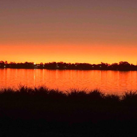 Lakehouse With Jetty & Pool Villa Yarrawonga Exterior photo