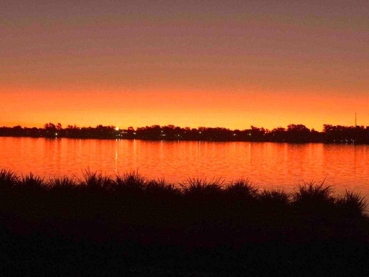 Lakehouse With Jetty & Pool Villa Yarrawonga Exterior photo